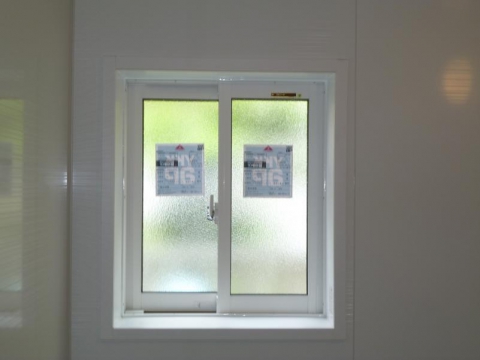 千葉県松戸市　浴室ジャロジーを引き違い窓に交換　【カット＆カバー工法】